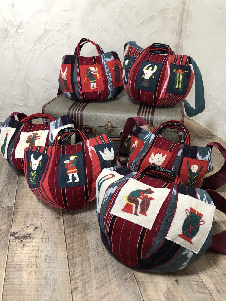 ミャンマー・ナガ族の手刺繍布シリーズ。6月のバッグ展で大放出